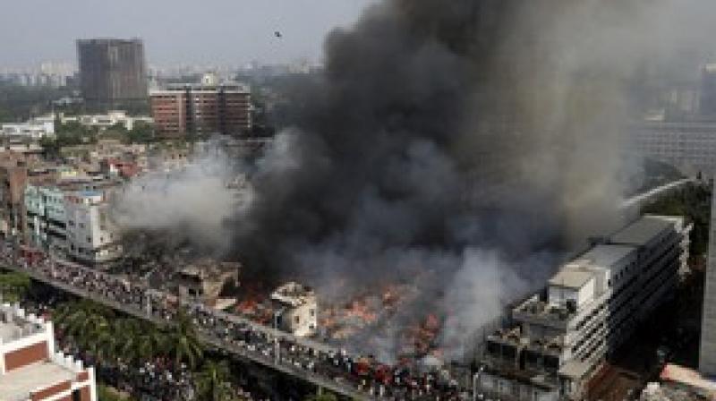 Fierce fire in Bangladesh's textile market (फोटो साभार PTI)