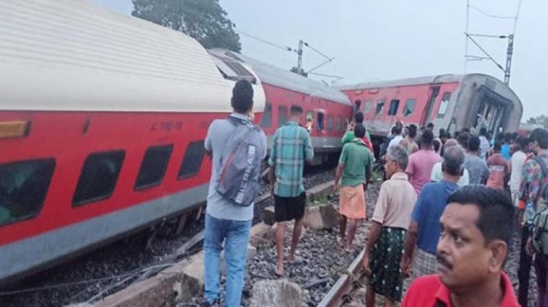 Habra-Mumbai mail collides with goods train