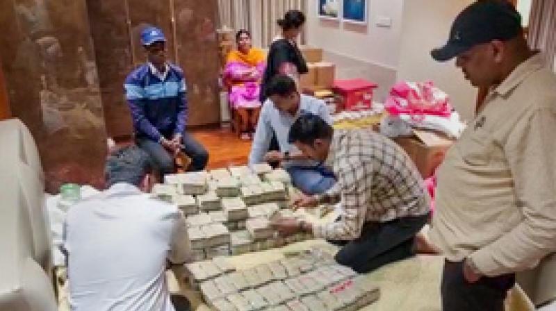 Karnataka: Unaccounted cash worth Rs 6 crore seized from BJP MLA's son's house( फोटो साभार PTI)