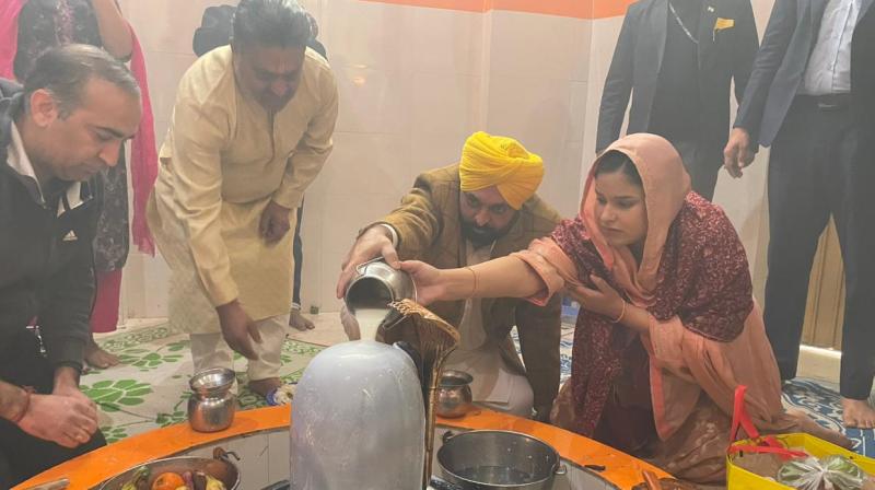 CM Bhagwant Mann along with his wife Dr. Gurpreet Kaur paid obeisance at the Shiva temple in Mohali