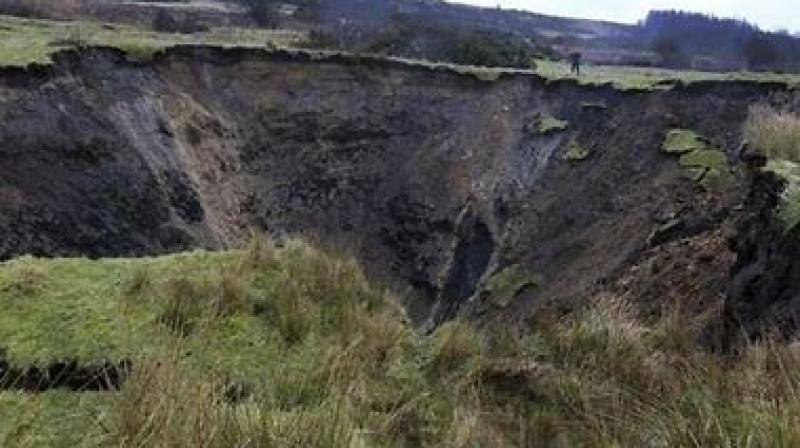 A small pit swallowed the entire field, shocking video 