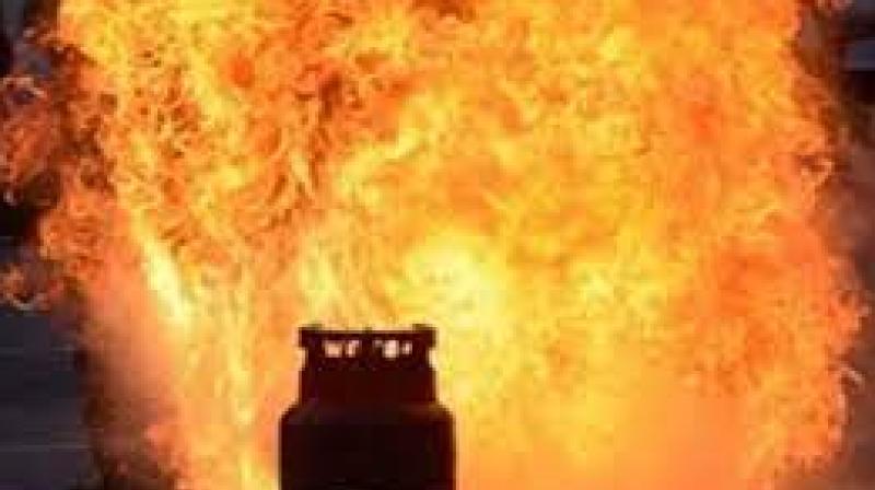 Rajasthan: LPG tanker collides with truck, four burnt alive प्रतिकात्मक फोटो) 