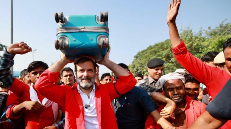 Rahul Gandhi became 'coolie', carried passengers' luggage on his head