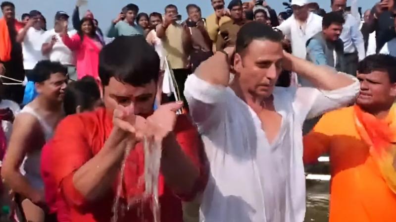 Akshay Kumar reached Mahakumbh took a dip holy confluence News In Hindi