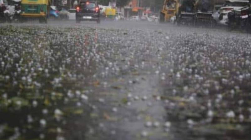 Chances of light rain and drizzle at night in Delhi