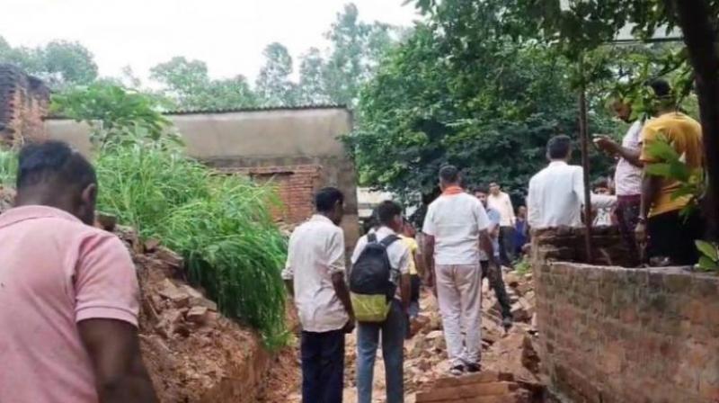 Wall of building fell on children returning from school news in hindi