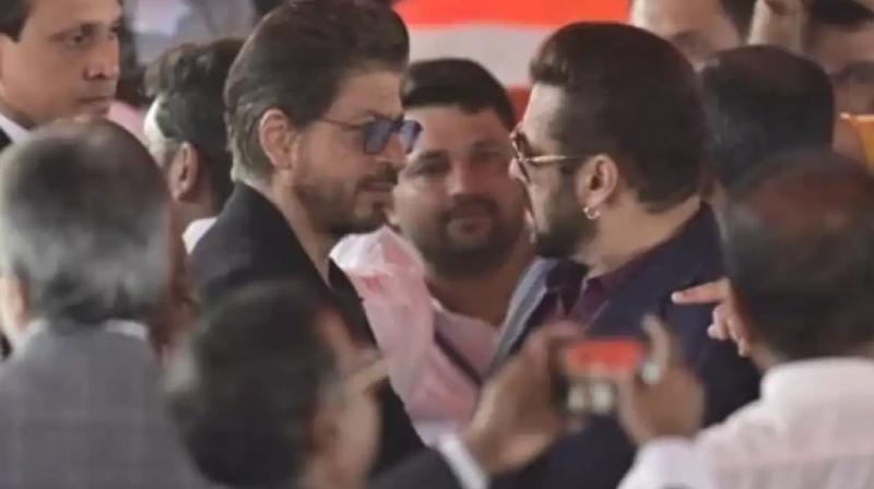 Shah Rukh Khan hugs Salman Khan Maharashtra CM oath Video News InHindi