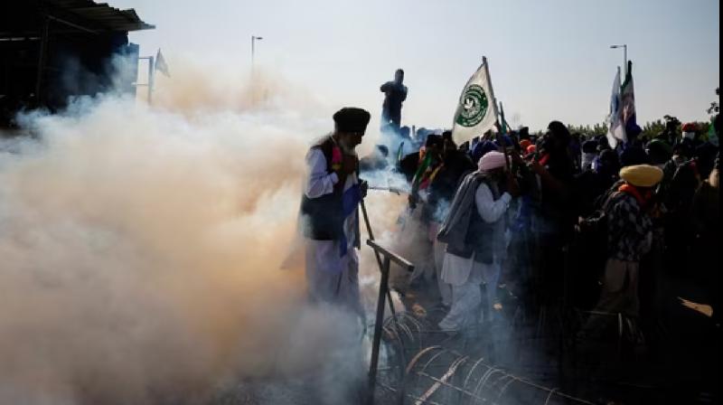 Farmers Protest Tear gas shells fired at protesting farmers News In Hindi