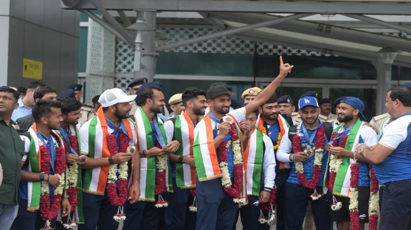 Indian hockey team returned home with medals, received a warm welcome with drums at the airport