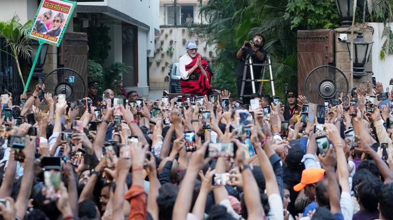 Amitabh Bachchan distributed gifts to the fans outside Jalsa news in hindi