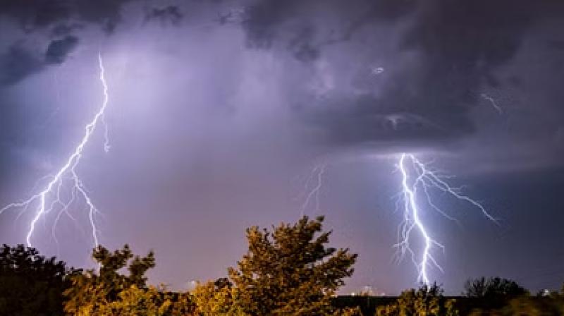 Seven people died due to lightning amid rain in Madhya Pradesh (सांकेतिक फोटो)