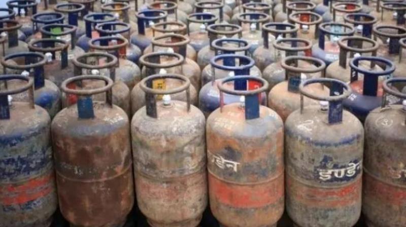 LPG Cylinder Price Hike: बजट वाले दिन ही आम आदमी को महंगाई का झटका, बढ़े सिलेंडर के दाम