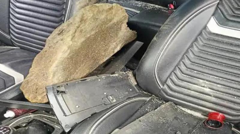 Himachal Pradesh News Stone fell on moving car in Himachal, woman died on the spot