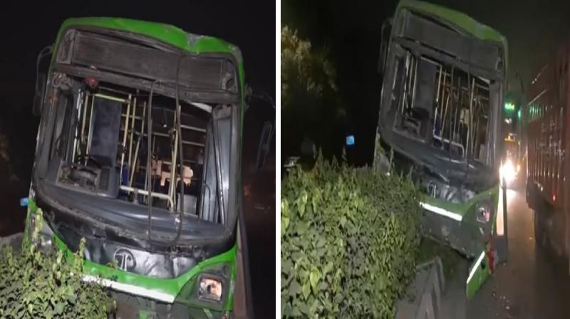 Uncontrolled DTC bus collides with divider delhi news in hindi