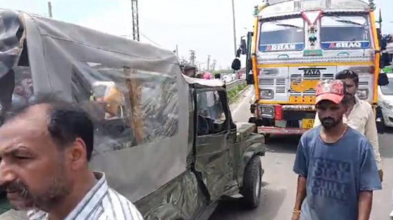 An army jeep collides with a truck loaded with apples in Ludhianan news in hindi