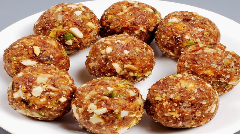 Dates and dry fruit laddus made on Janmashtami news in hindi