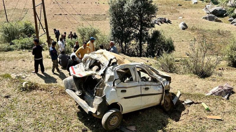 Car fell into 200 feet deep ditch Himachal Pradesh news in hindi