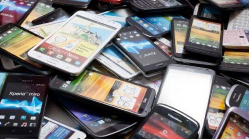 Data theft can happen on selling old mobile, adopt these tricks to avoid it...