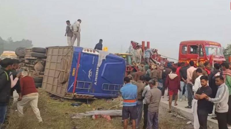 Jharkhand accident 7 passengers died due to bus overturning news in hindi