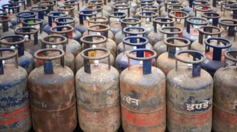 Inflation on first day of December, cylinder becomes expensive news in hindi