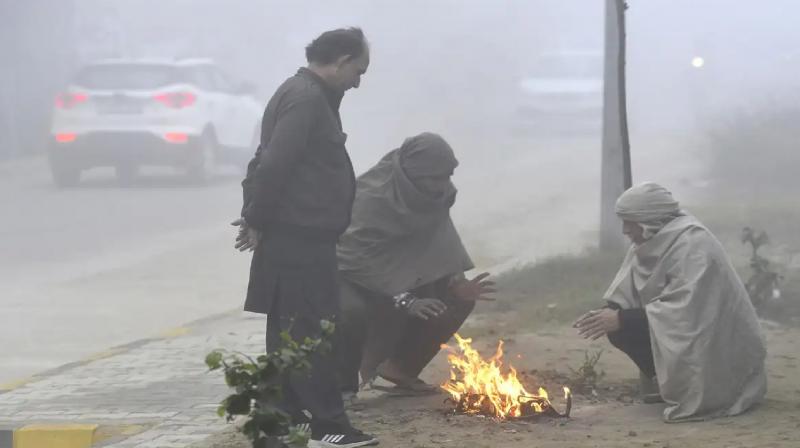 Delhi weather Cold wave grips national capital amid light rain News In Hindi