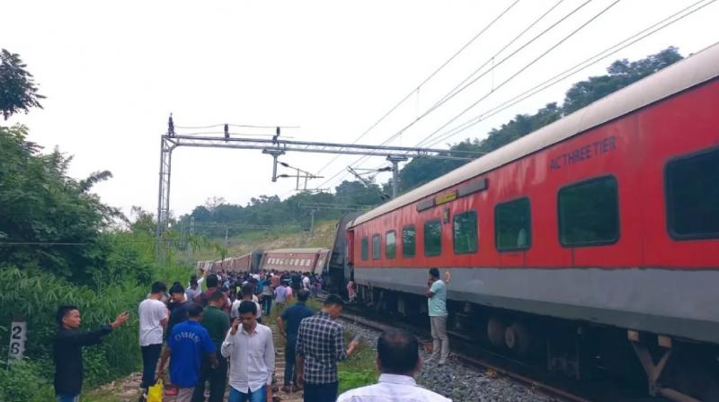 Agartala Lokmanya Tilak Express Derailed breaking news In Hindi