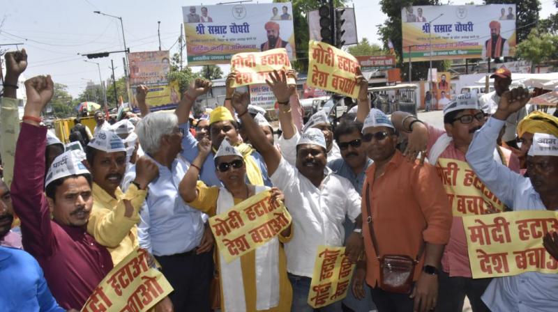 AAP workers protested with posters and slogans of Modi hatao, desh bachao