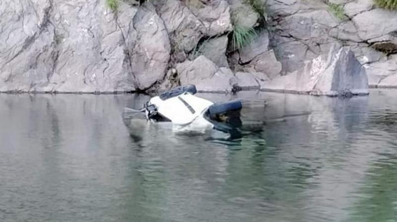 Major accident with family who came to visit Himachal, car fell into river news in hindi