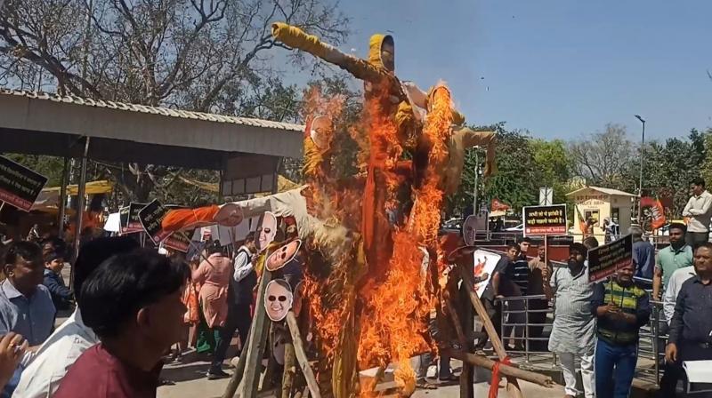 BJP steps up attack against AAP, Kejriwal, burns effigies of 'corruption', 'liquor scam'