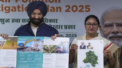 Delhi CM Rekha Gupta launch the Air Pollution Mitigation Plan 2025 news in hindi