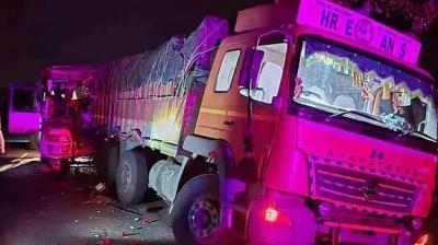 5 people died as a van rammed into a parked truck in Kalaburagi news in hindi