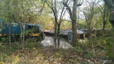 बरगढ़ जिले में मालगाड़ी की पांच बोगियां पटरी से उतरीं।