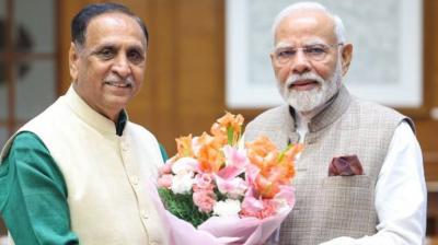 PM Modi meets Vijay Rupani Family members, Ahmedabad plane crash news in hindi