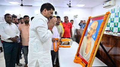 Several leaders, including the JD(U) state president, paid tributes on Gandhi Jayanti news in hindi