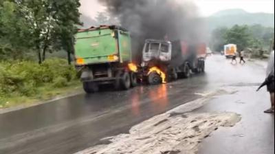 A huge fire broke out due to collision between trailer and Hiva, one dead news in hindi