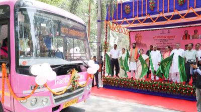 CM Nitish Kumar flagged off pink buses News In Hindi