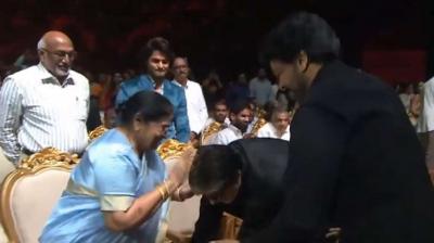 Amitabh Bachchan touched the feet of Chiranjeevi mother news in hindi