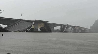 Heavy rain wreaks havoc in Karnataka, bridge collapsed news in hindi