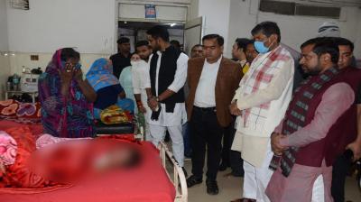  Union Minister Pashupati Paras met the girl burnt in Arwal fire incident