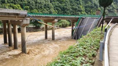 Rain havoc in China, 11 people died due to bridge collapse news in hindi
