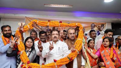 Famous folk singer Swati Mishra father Rajesh Mishra joined BJP news in hindi