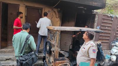 E-rickshaw caught fire while charging in Delhi news in hindi 