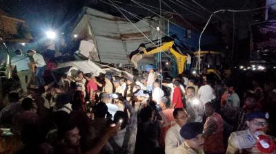 Three-storey building collapses in Indore, two dead news in hindi