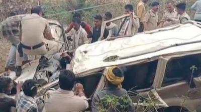 car falls into river Madhya Pradesh from bridge Eight killed news in hindi
