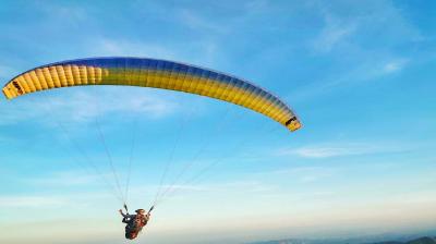 Accident during paragliding in Kangra, youth from Gujarat dies news in hindi