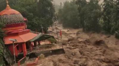 Cloudburst causes flash floods in Jammu and Kashmir's Doda district Breaking News in hindi