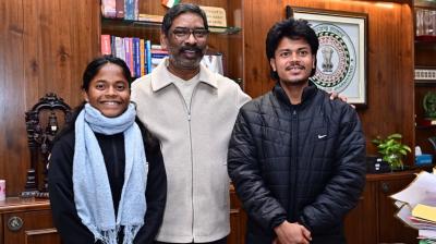 CM हेमन्त सोरेन से झारखंड की प्रतिभावान अंतरराष्ट्रीय फुटबॉलर अनुष्का कुमारी ने मुलाकात की