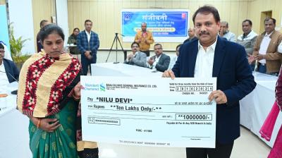 दुर्घटना बीमा योजना के तहत दिवंगत संविदा कर्मी स्वर्गीय बिनय कुमार की पत्नी  नीलू देवी को 10  लाख का मुआवजा चेक प्रदान किया गया