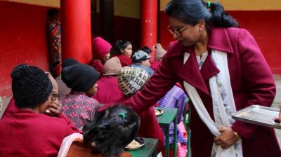 बोकारो : मकर संक्रांति पर उपायुक्त ने दिव्यांग बच्चों - वृद्धों के साथ मनाया सेवा का पर्व