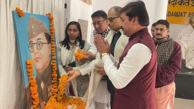 सर्वप्रथम नेताजी सुभाषचन्द्र बोस के तैल चित्र पर माल्यार्पण किया गया।